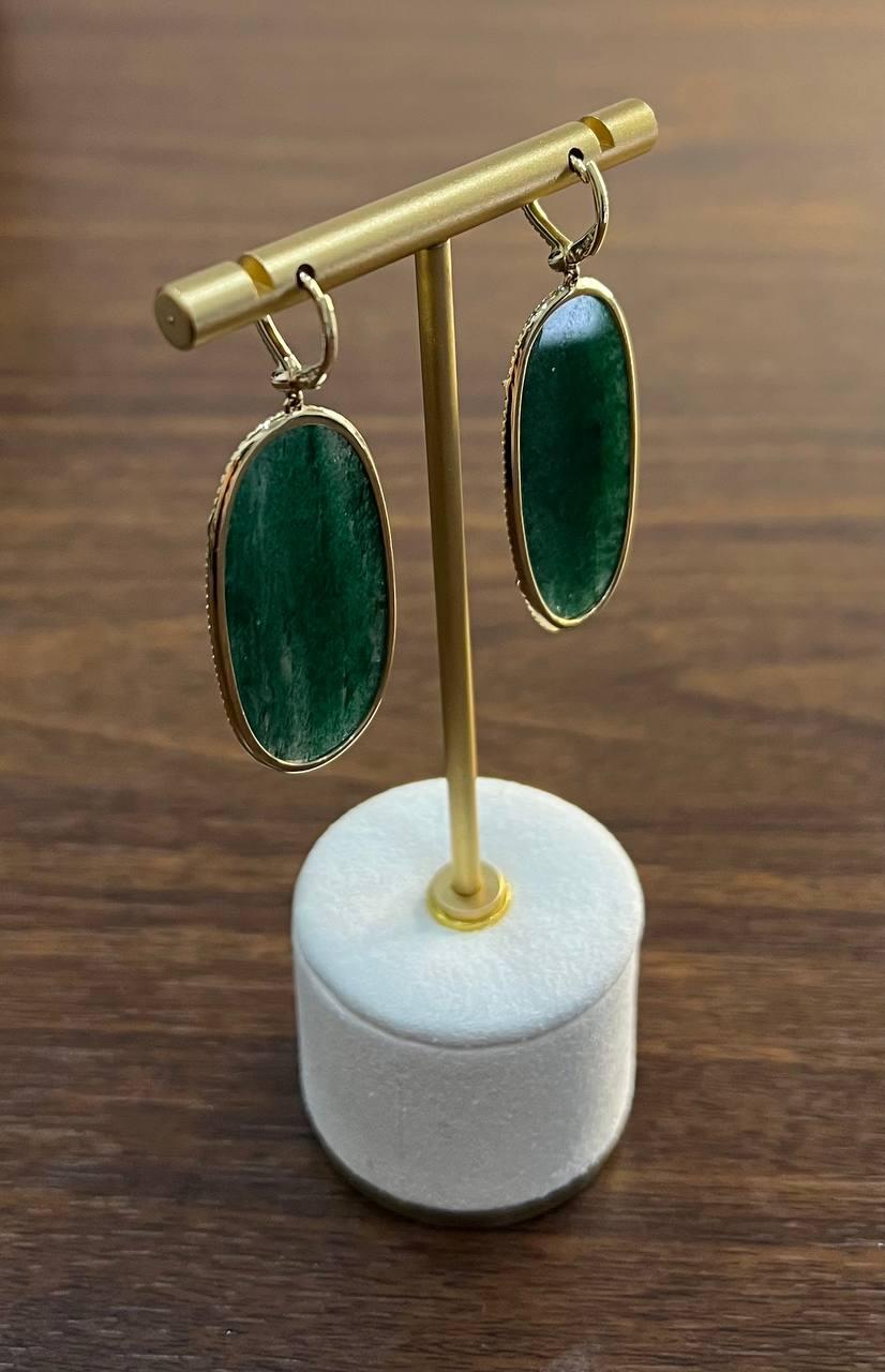 Pendientes colgantes de oro amarillo de 14 quilates con halo de diamantes marrones y aventurina verde de forma ovalada Corte oval en venta