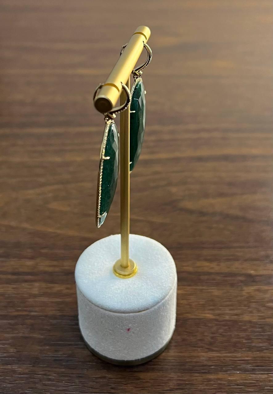 Pendientes colgantes de oro amarillo de 14 quilates con halo de diamantes marrones y aventurina verde de forma ovalada en Nuevo estado para la venta en Oakton, VA