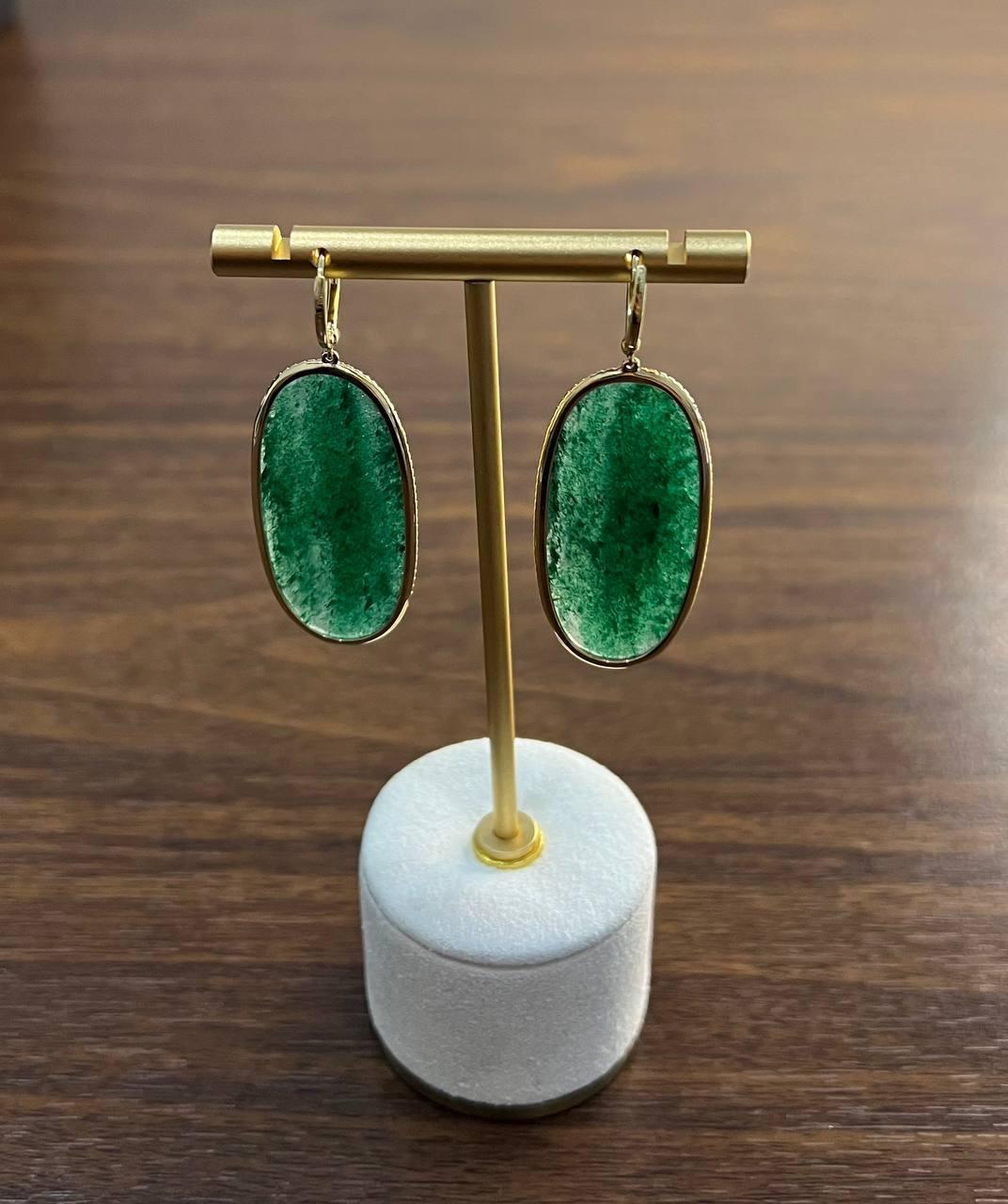 De las mujeres Pendientes colgantes de oro amarillo de 14 quilates con halo de diamantes marrones y aventurina verde de forma ovalada en venta