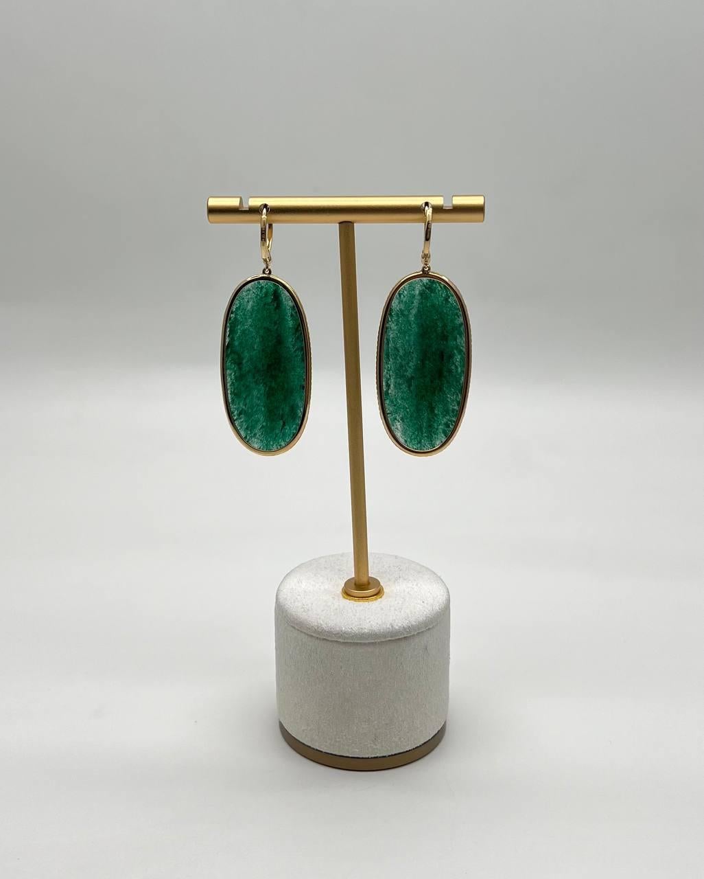 Pendientes colgantes de oro amarillo de 14 quilates con halo de diamantes marrones y aventurina verde de forma ovalada en venta 2