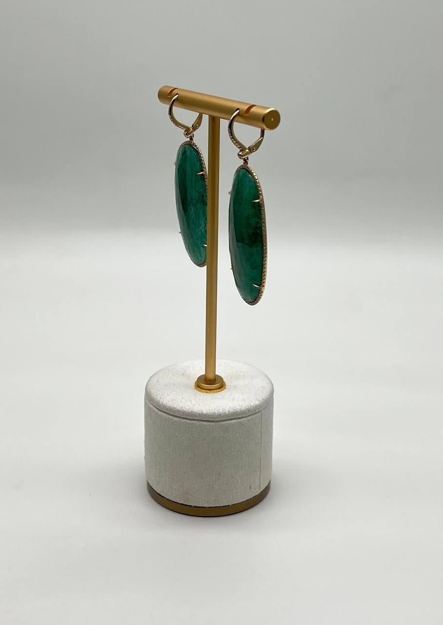 Pendientes colgantes de oro amarillo de 14 quilates con halo de diamantes marrones y aventurina verde de forma ovalada en venta 3