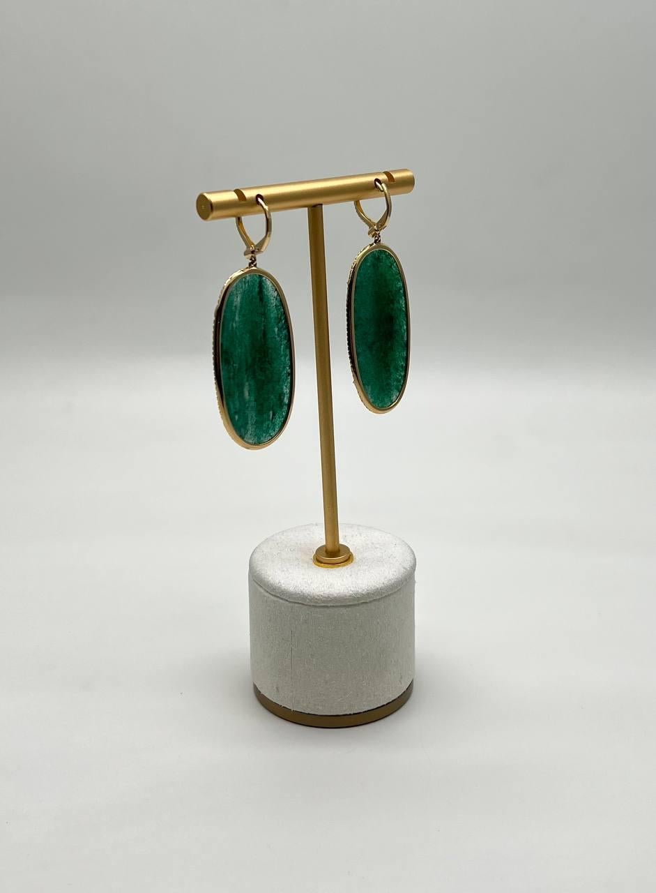 Pendientes colgantes de oro amarillo de 14 quilates con halo de diamantes marrones y aventurina verde de forma ovalada en venta 4