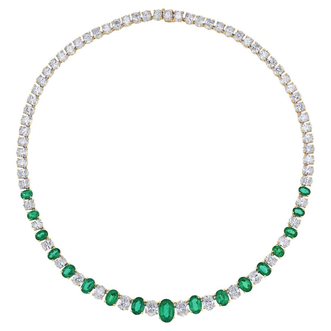 Ovale Form Grüner Smaragd und Diamant abwechselnd Halskette 46 Karat

Dieses atemberaubende Schmuckstück besteht aus 17 grünen Smaragden, von denen der größte in der Mitte ein 2,5 Karat schwerer Smaragd ist. In diesem abwechselnden Design befinden