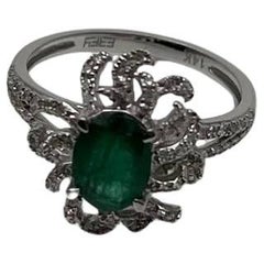 Bague de forme ovale en or blanc 14K avec émeraude verte et diamants en pavé