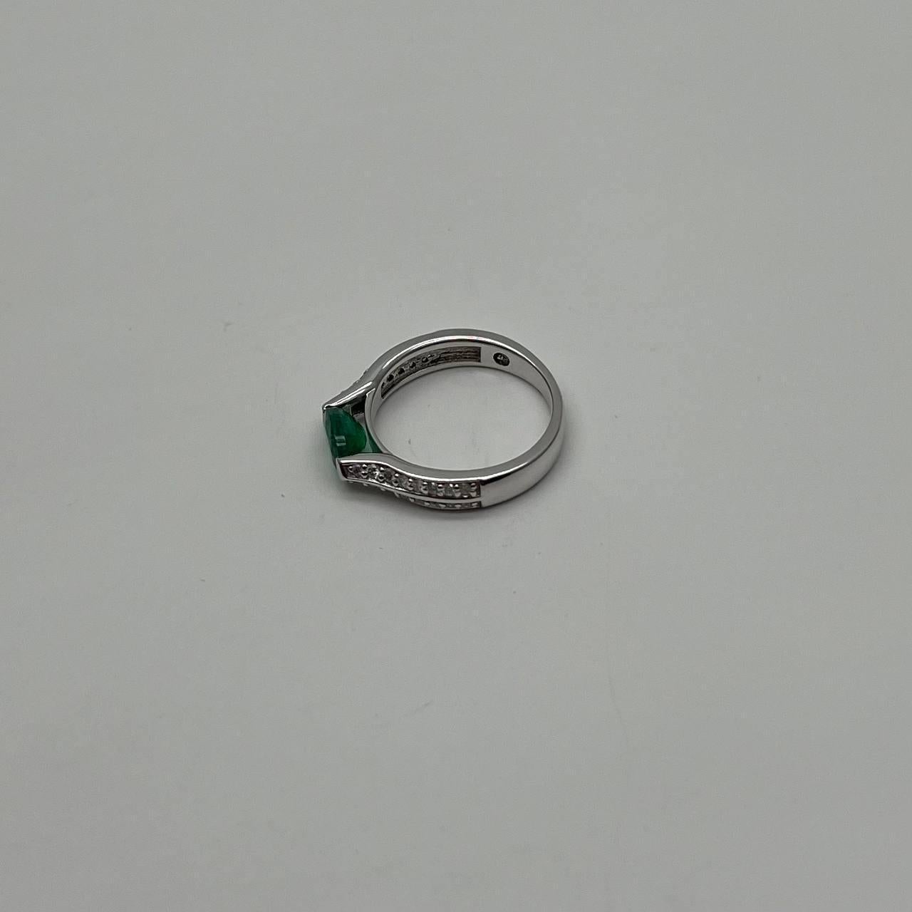 Taglio ovale Smeraldo verde di forma ovale con diamanti incastonati orizzontalmente in oro bianco 14 carati in vendita