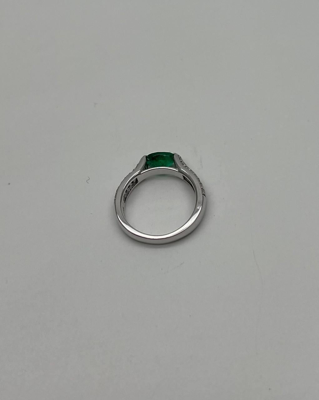 Smeraldo verde di forma ovale con diamanti incastonati orizzontalmente in oro bianco 14 carati In condizioni Nuovo in vendita a Oakton, VA