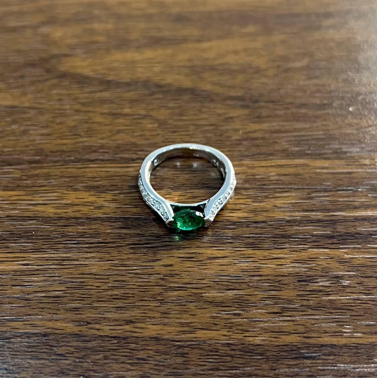 Donna Smeraldo verde di forma ovale con diamanti incastonati orizzontalmente in oro bianco 14 carati in vendita