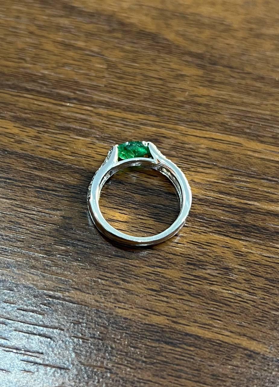 Smeraldo verde di forma ovale con diamanti incastonati orizzontalmente in oro bianco 14 carati in vendita 1
