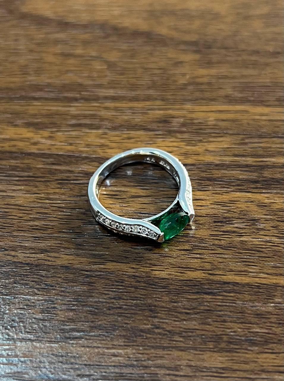 Smeraldo verde di forma ovale con diamanti incastonati orizzontalmente in oro bianco 14 carati in vendita 2