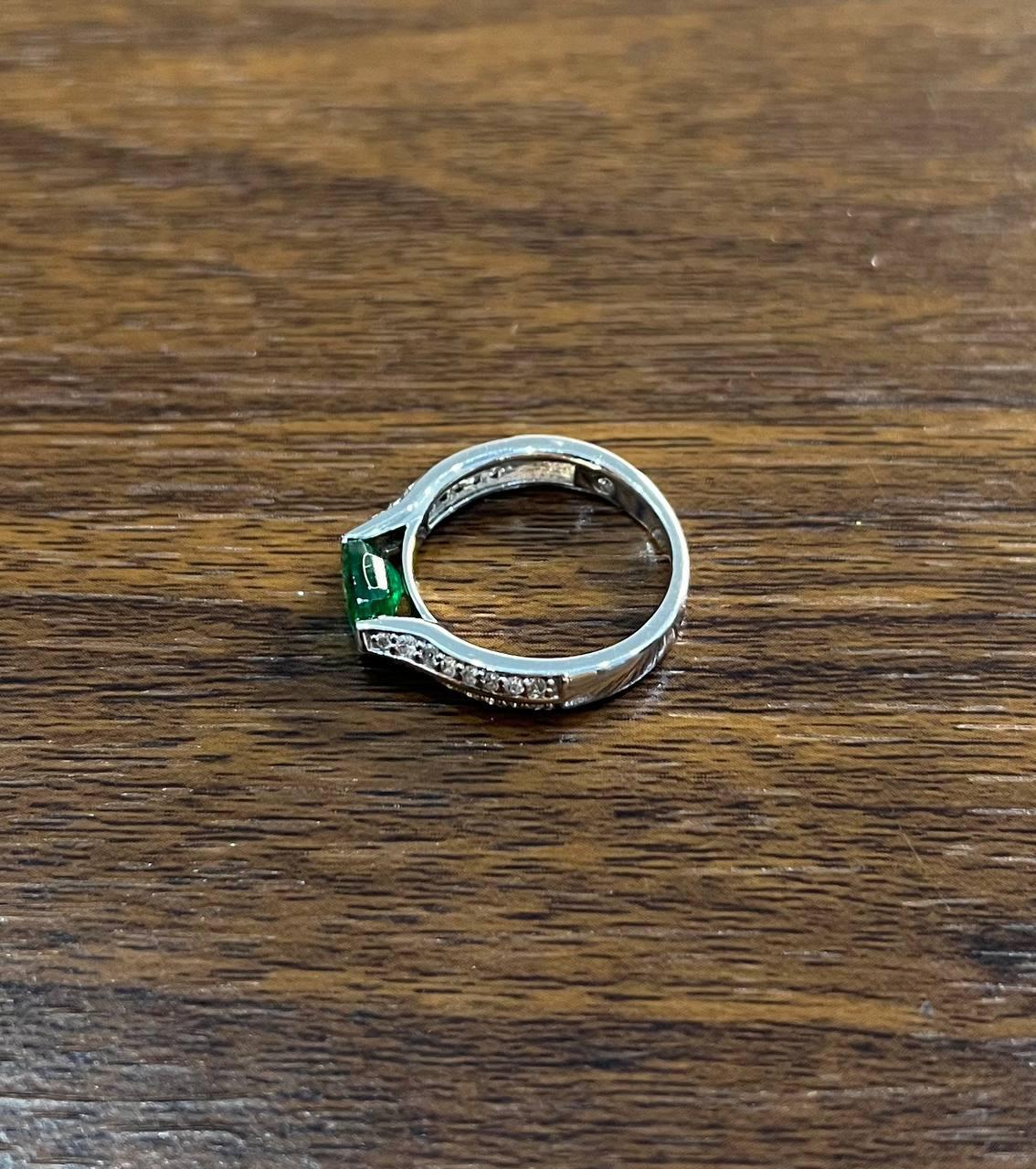 Smeraldo verde di forma ovale con diamanti incastonati orizzontalmente in oro bianco 14 carati in vendita 3