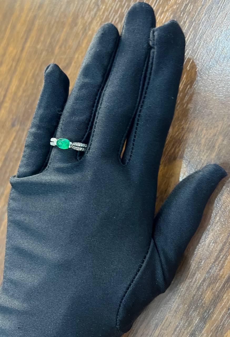 Smeraldo verde di forma ovale con diamanti incastonati orizzontalmente in oro bianco 14 carati in vendita 4