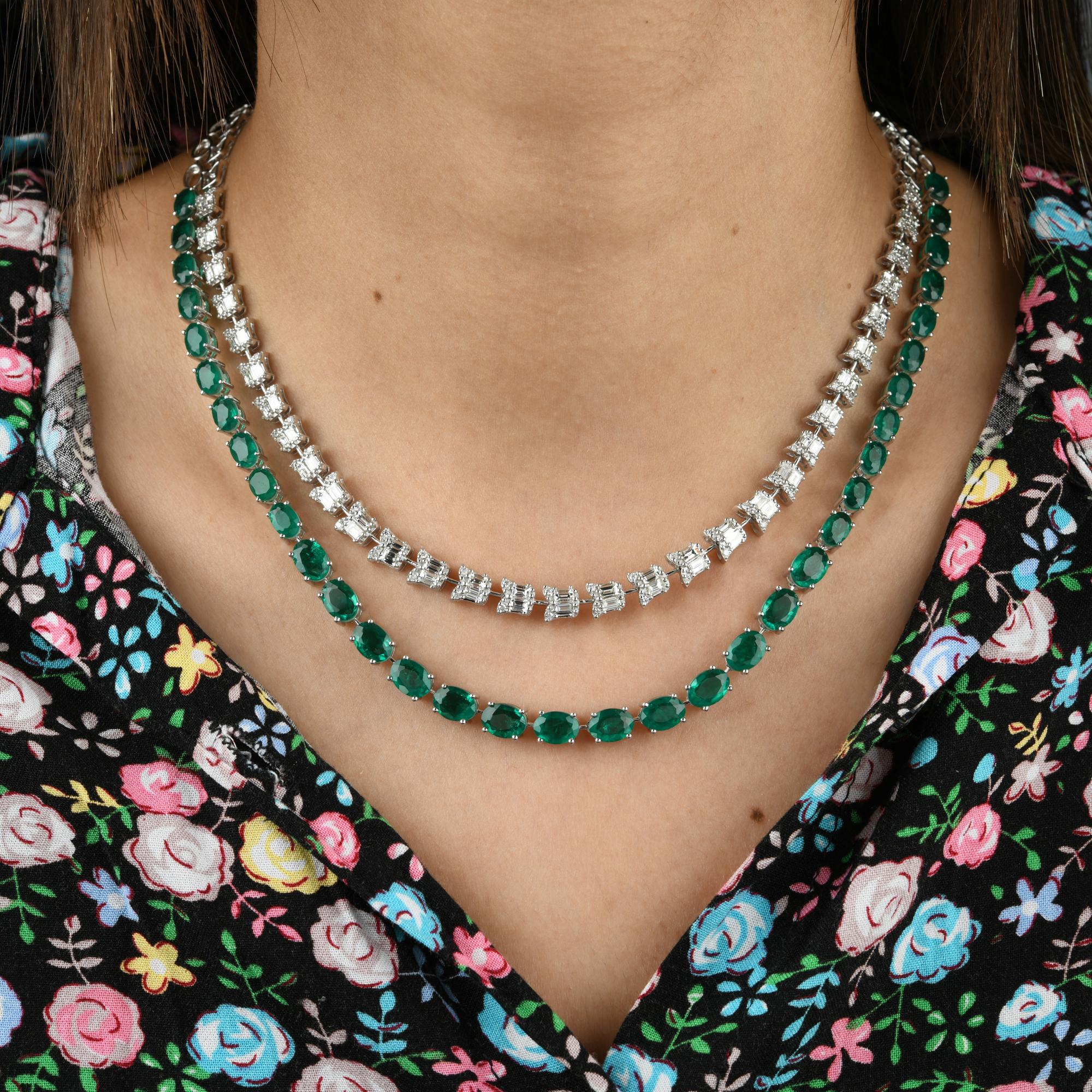 Collana fine con gemma verde di forma ovale Baguette Diamond in oro bianco 18 carati
Questo pezzo mozzafiato è caratterizzato da diamanti taglio baguette senza soluzione di continuità, incastonati in una fila di smeraldi taglio ovale che creano una