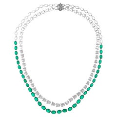 Collana fine con gemma verde di forma ovale Baguette Diamond in oro bianco 18 carati