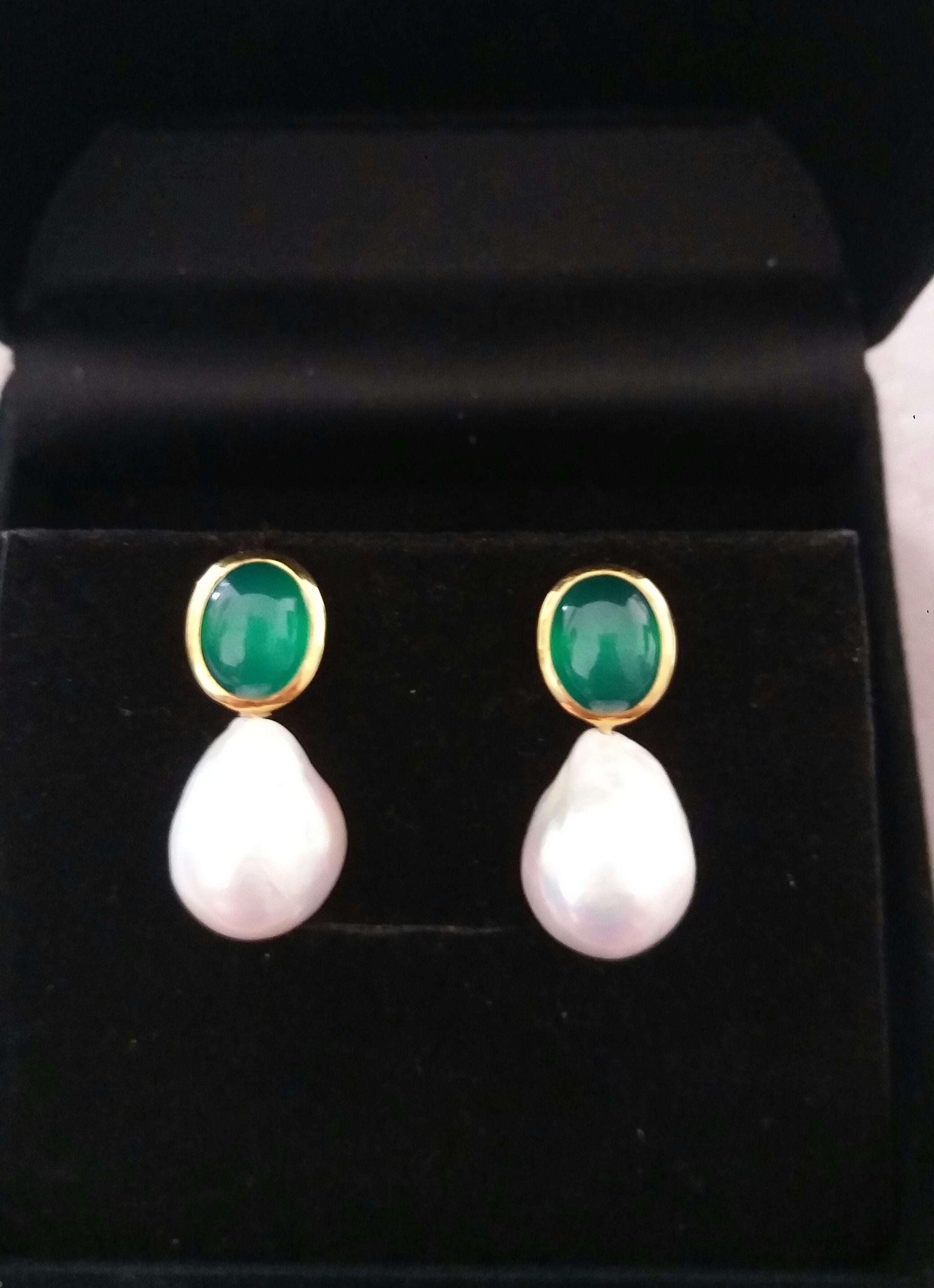 Oval Shape Green Onyx Cabs 14 Kt Yellow Gold Bezel Baroque Pearls Stud Earrings For Sale 4