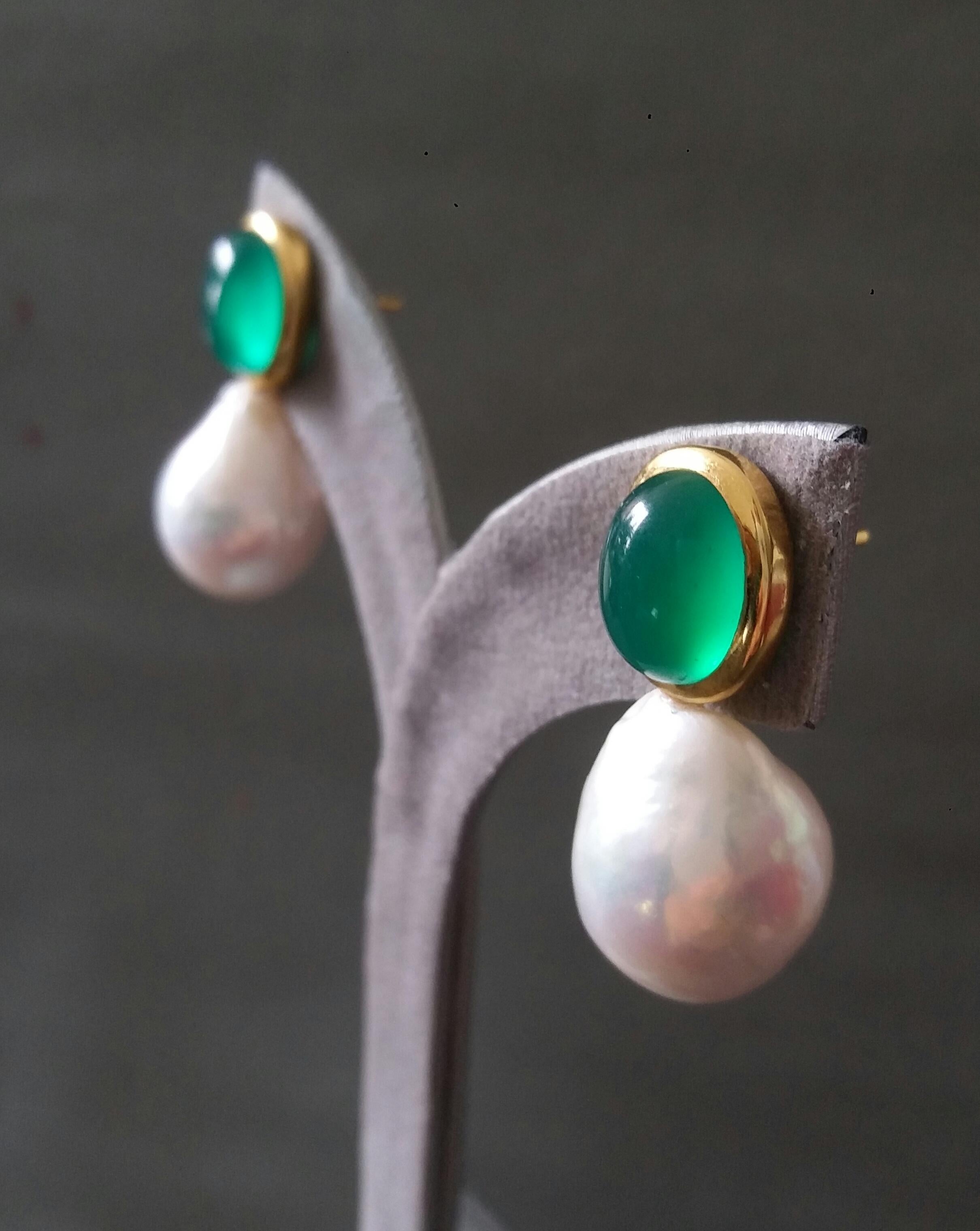 Oval Shape Green Onyx Cabs 14 Kt Yellow Gold Bezel Baroque Pearls Stud Earrings For Sale 6