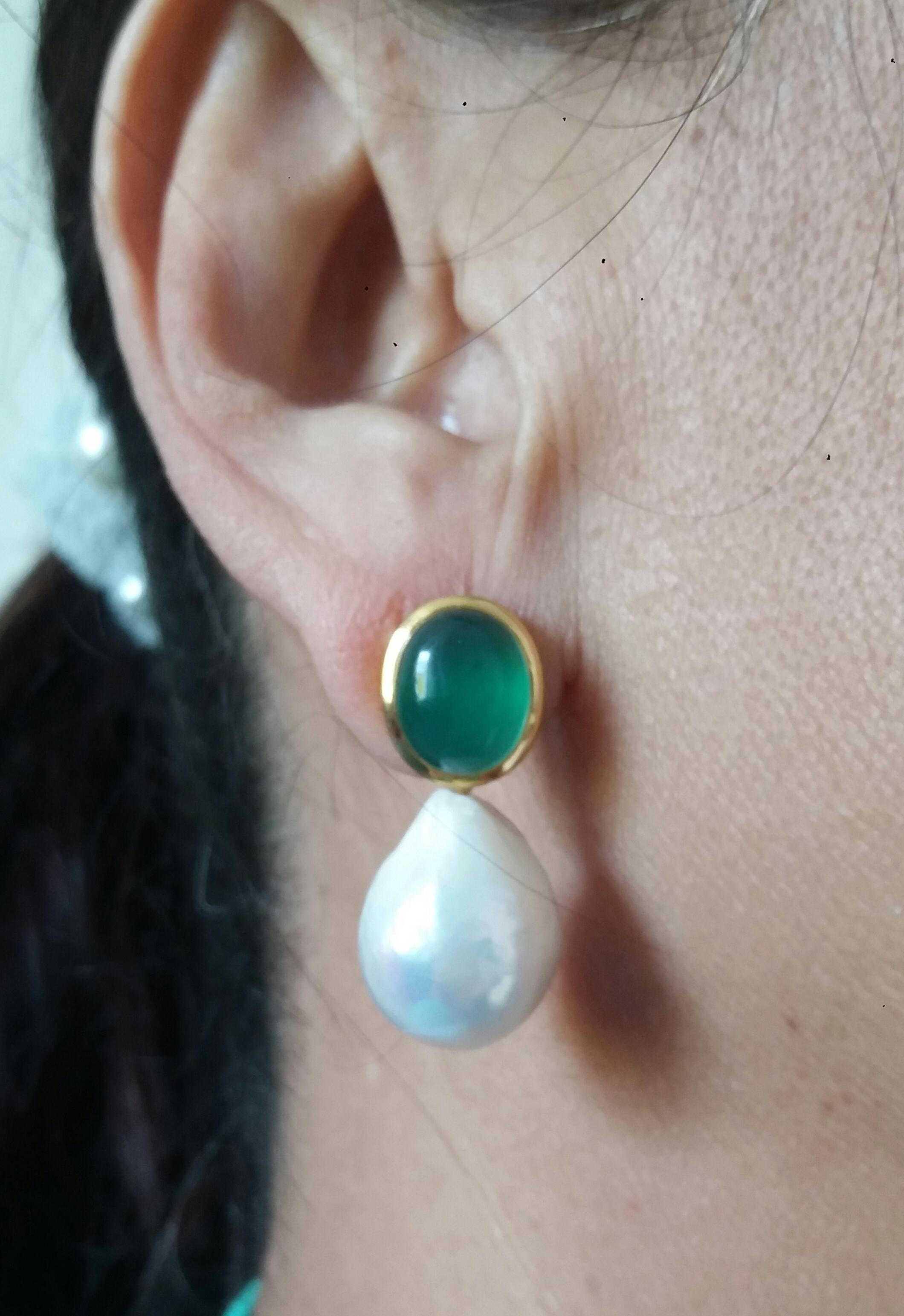 Oval Shape Green Onyx Cabs 14 Kt Yellow Gold Bezel Baroque Pearls Stud Earrings For Sale 7