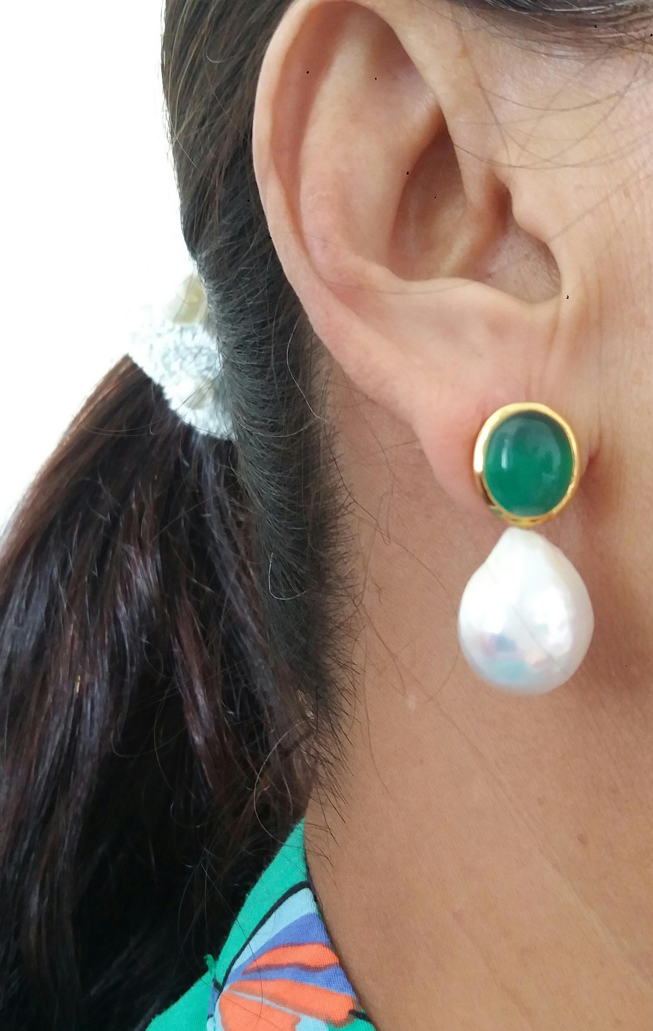 Oval Shape Green Onyx Cabs 14 Kt Yellow Gold Bezel Baroque Pearls Stud Earrings For Sale 8