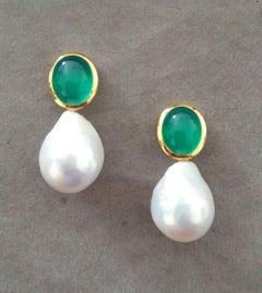 Clous d'oreilles baroques en or jaune 14 carats avec cabochon en onyx vert de forme ovale et perles à chaton