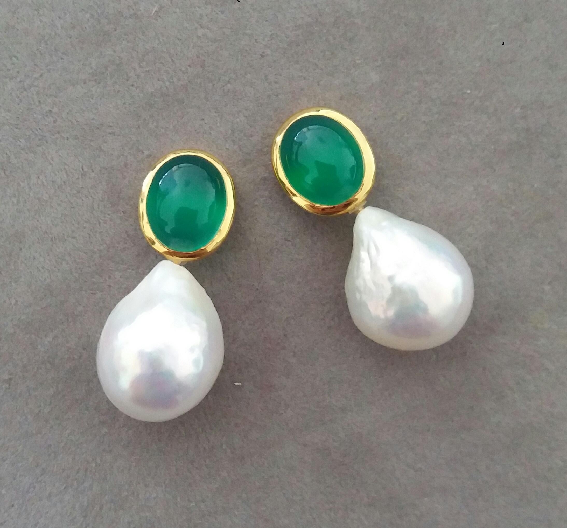 Contemporary Oval Shape Green Onyx Cabs 14 Kt Yellow Gold Bezel Baroque Pearls Stud Earrings For Sale