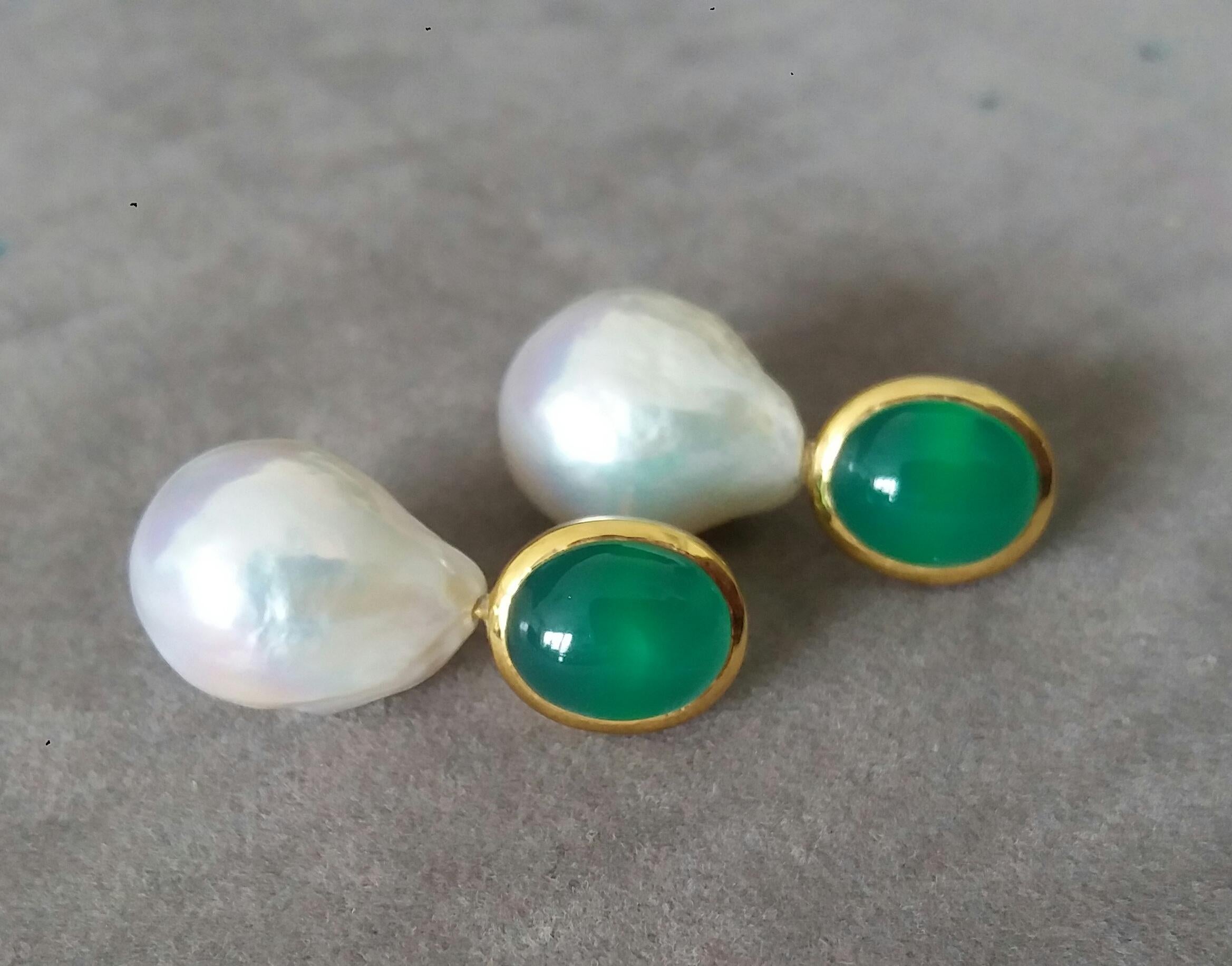 Oval Shape Green Onyx Cabs 14 Kt Yellow Gold Bezel Baroque Pearls Stud Earrings In Good Condition For Sale In Bangkok, TH