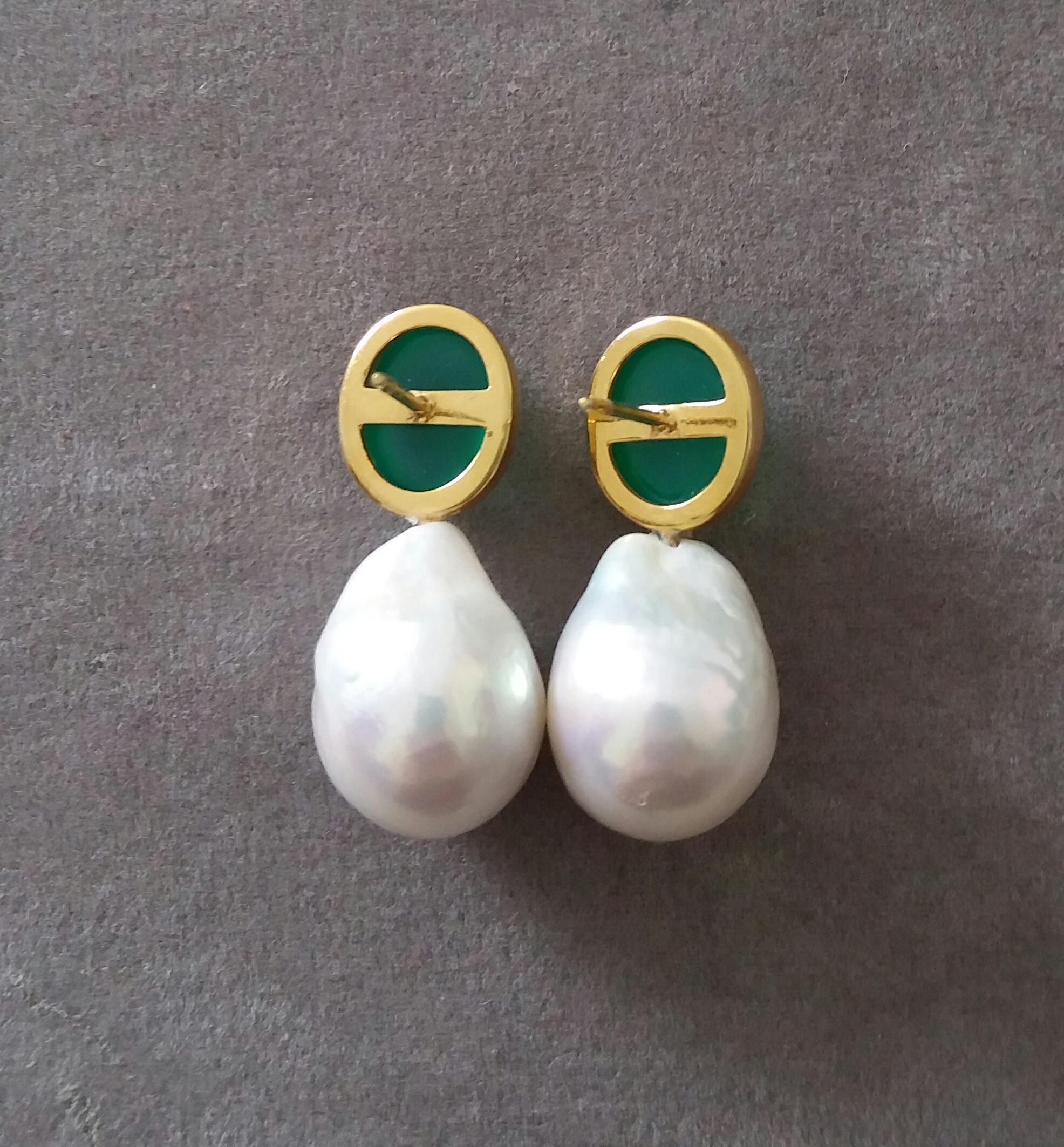 Contemporary Oval Shape Green Onyx Cabs 14 Kt Yellow Gold Bezel Baroque Pearls Stud Earrings