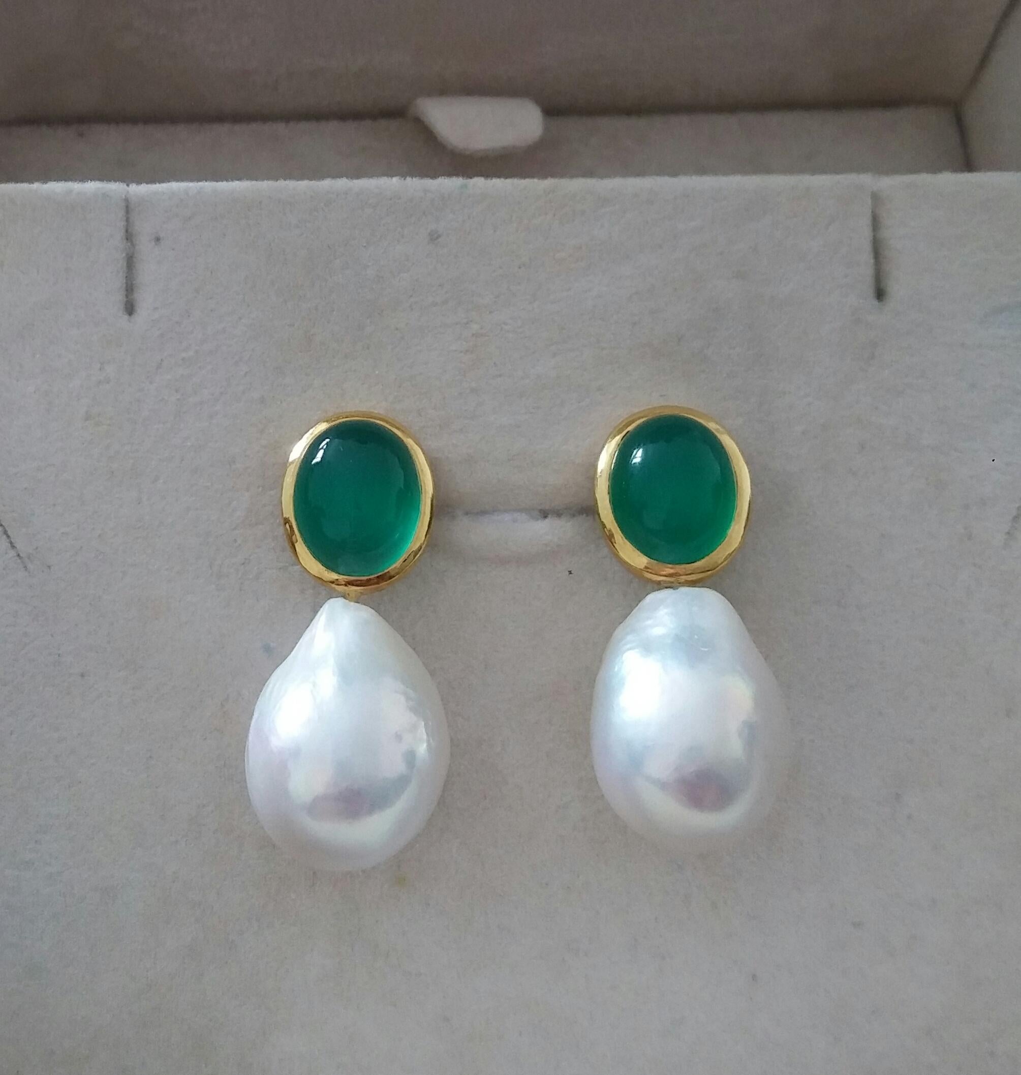 Oval Shape Green Onyx Cabs 14 Kt Yellow Gold Bezel Baroque Pearls Stud Earrings In Good Condition In Bangkok, TH