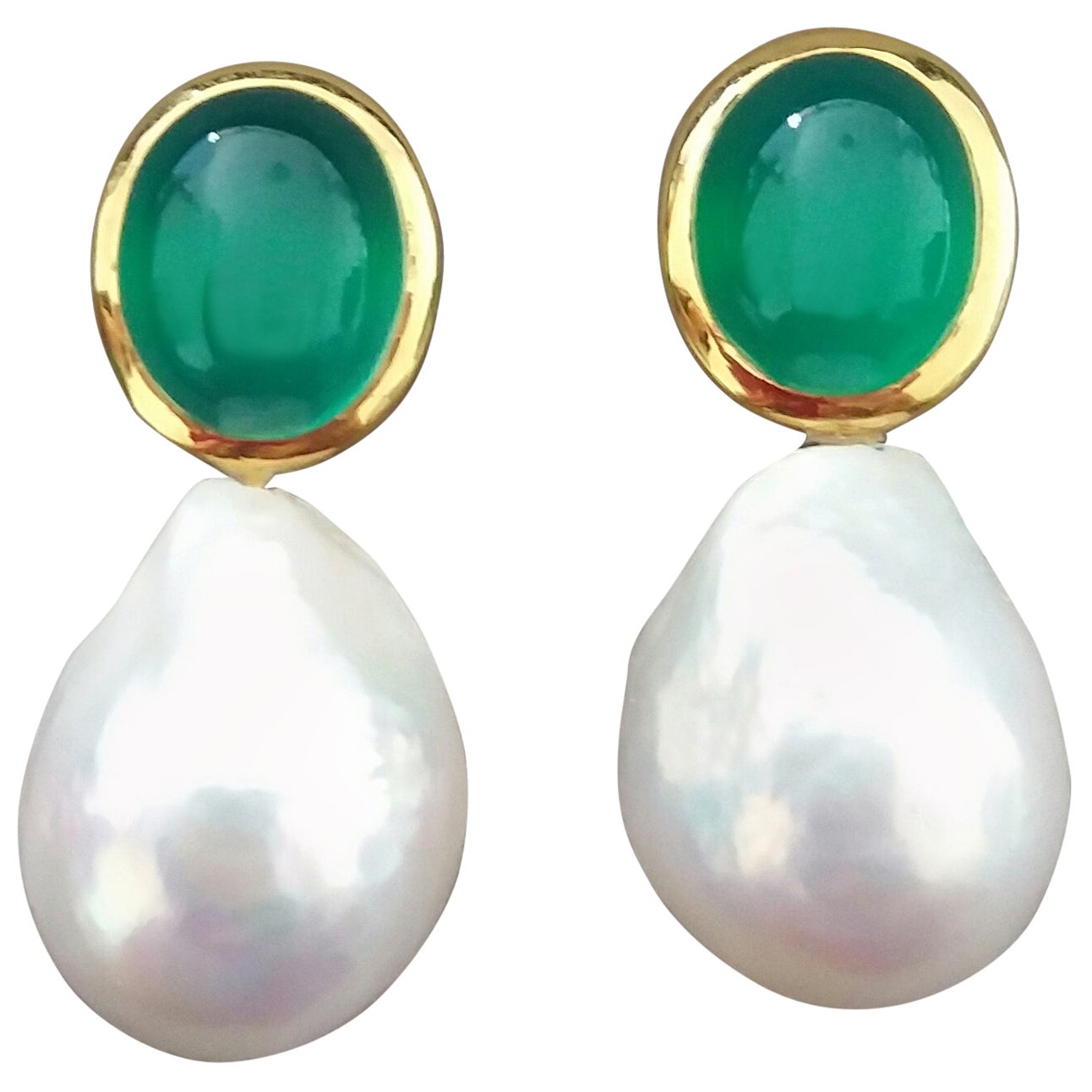 Clous d'oreilles baroques en or jaune 14 carats avec cabochon en onyx vert de forme ovale et perles à chaton en vente