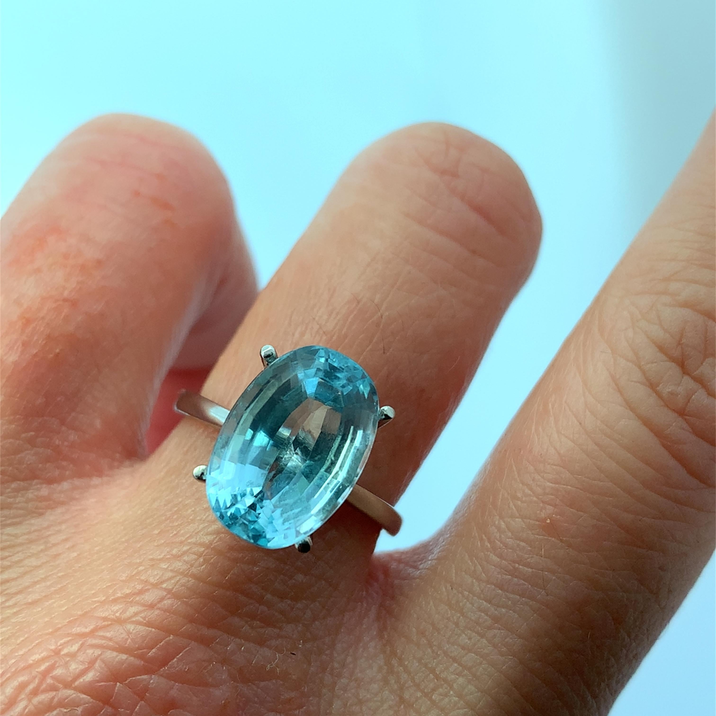 Entdecken Sie die Faszination dieses atemberaubenden blauen, ovalen, langgestreckten Aquamarins von 5,20 ct. mit einer Größe von ca. 14 x 9 mm. Der ovale, himmelblaue Aquamarin ist wunderschön geschliffen und fängt das Licht bei jeder Bewegung ein.