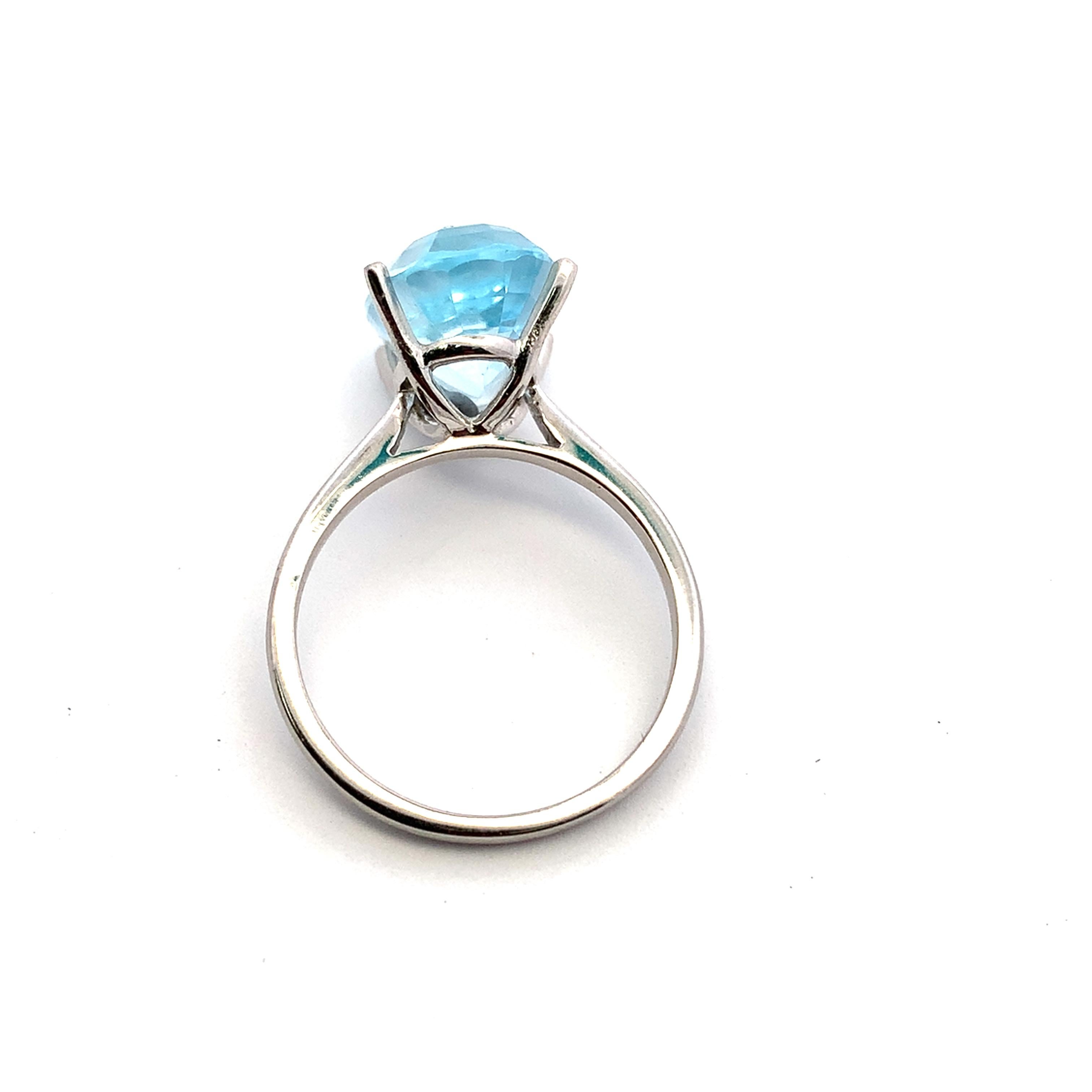 Ovaler geformter großer Aquamarin-Cocktailring aus 18 Karat Weißgold im Zustand „Neu“ im Angebot in London, GB
