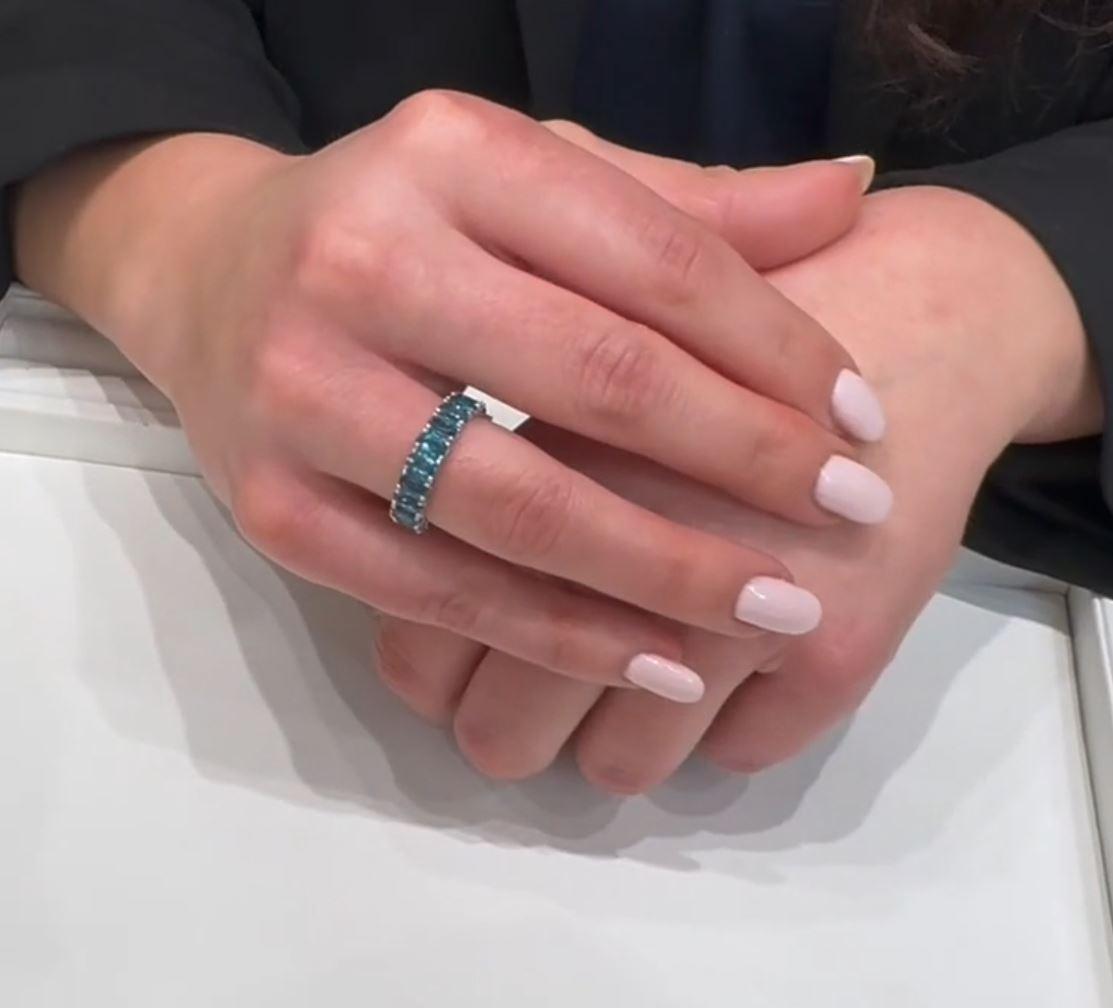 Bague d'éternité en or blanc 14 carats avec topaze bleue de Londres de forme ovale de 5,29 carats Pour femmes en vente