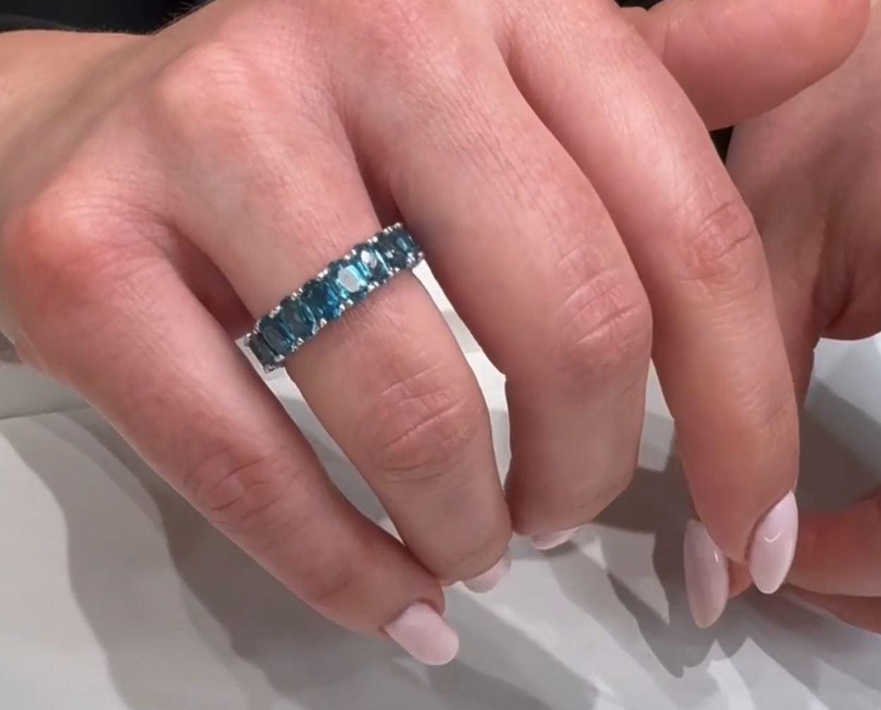 Bague d'éternité en or blanc 14 carats avec topaze bleue de Londres de forme ovale de 5,29 carats en vente 1