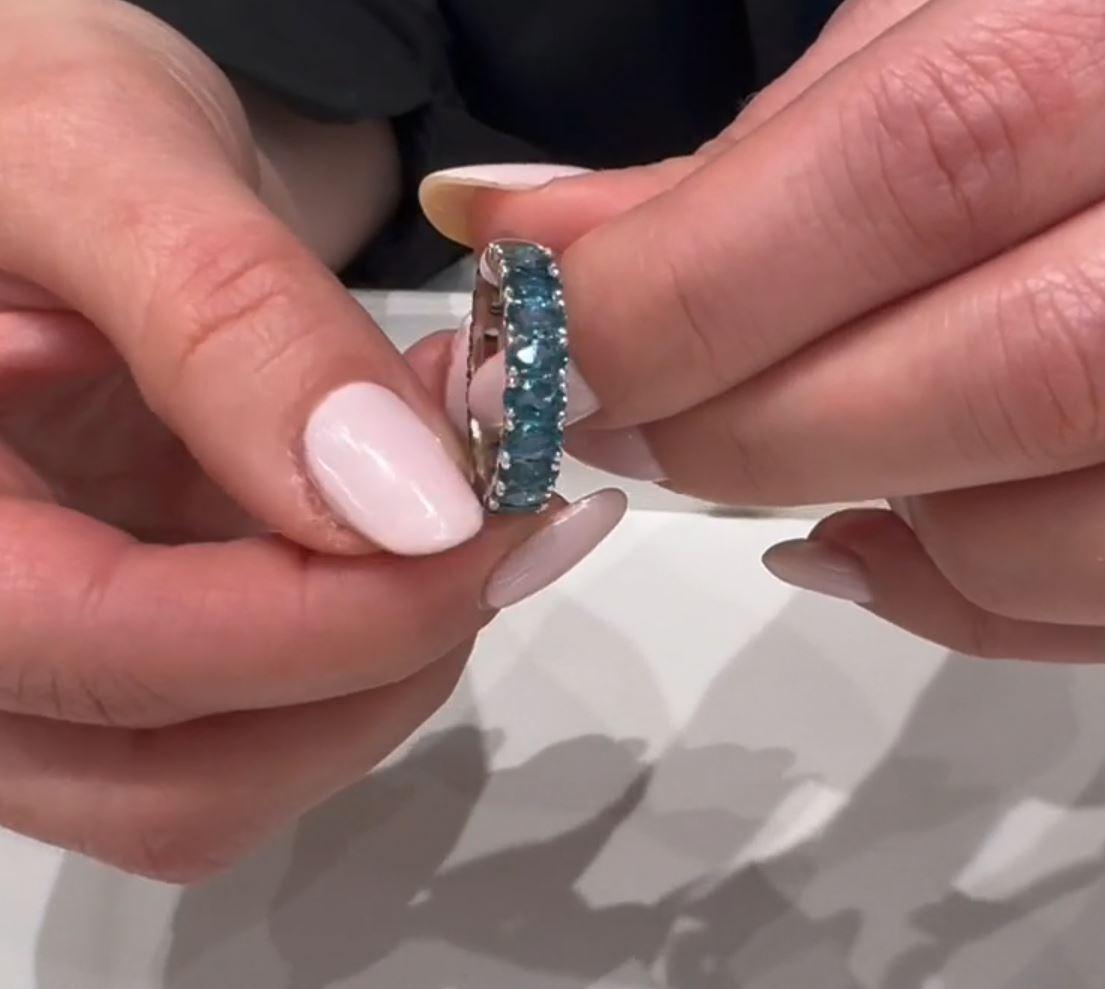 Bague d'éternité en or blanc 14 carats avec topaze bleue de Londres de forme ovale de 5,29 carats en vente 2