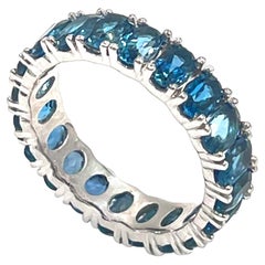Ovaler Londoner Blautopas 5,29 Karat Eternity-Ring aus 14 Karat Weißgold in Ovalform