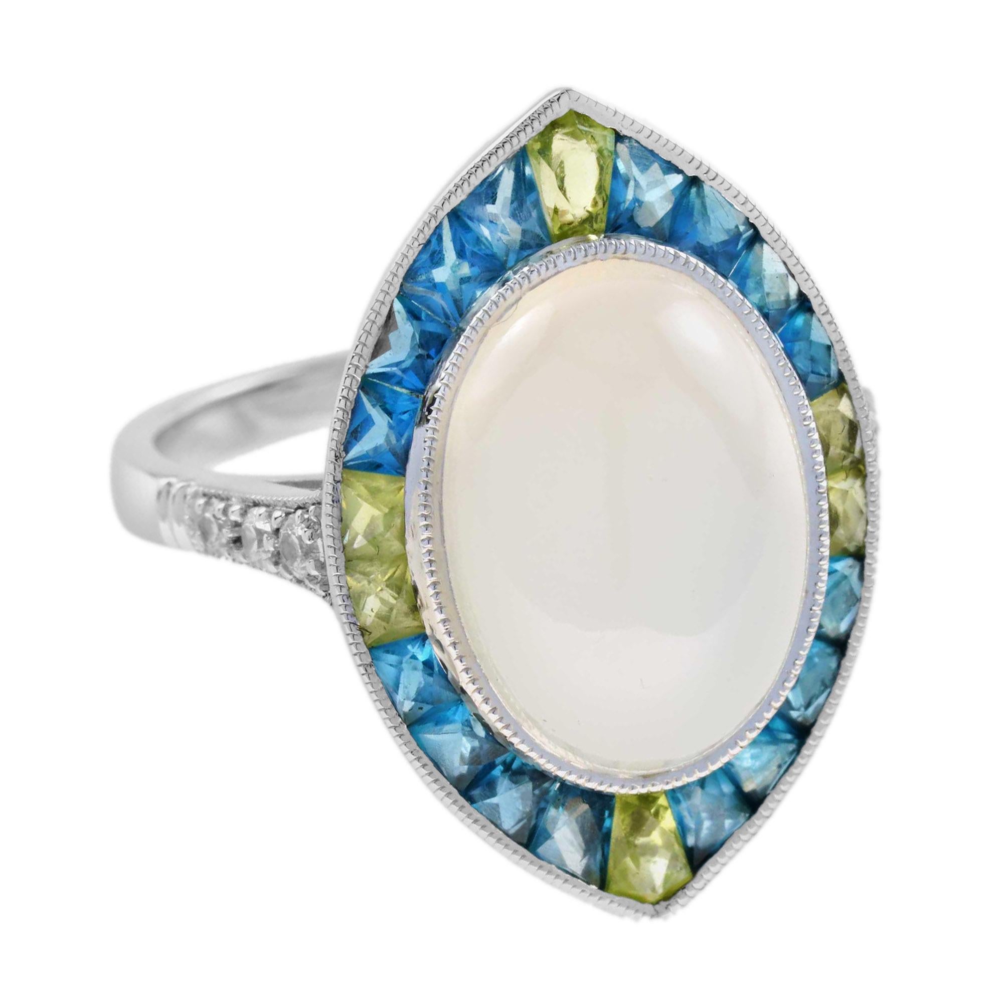 Magnifique bague de cocktail en or blanc finement détaillée, dont le centre est serti d'une pierre de lune ovale de 7,1 carats, entourée de topazes bleues de Londres et de péridots de taille française. Des diamants scintillants sont sertis sur les