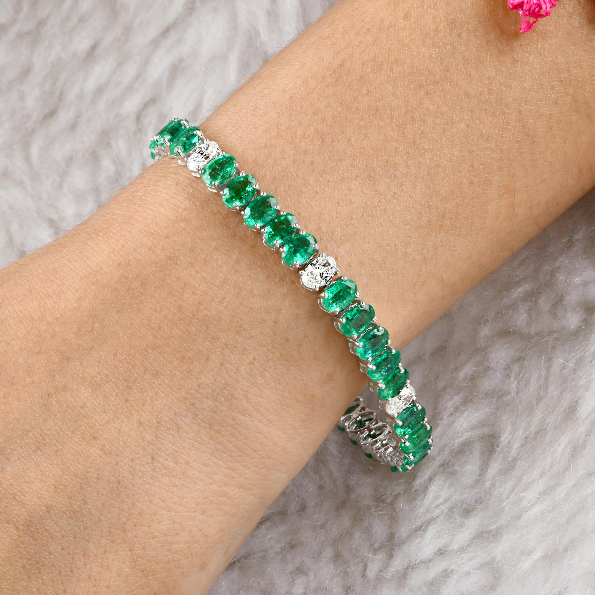Oval Shape Natural Emerald Gemstone Bracelet Diamond 14 Karat White Gold Jewelry Mit einer kontinuierlichen Linie von oval geschliffenen Smaragden in perfekter Harmonie angeordnet. Das Armband ist mit strategisch platzierten weißen Diamanten