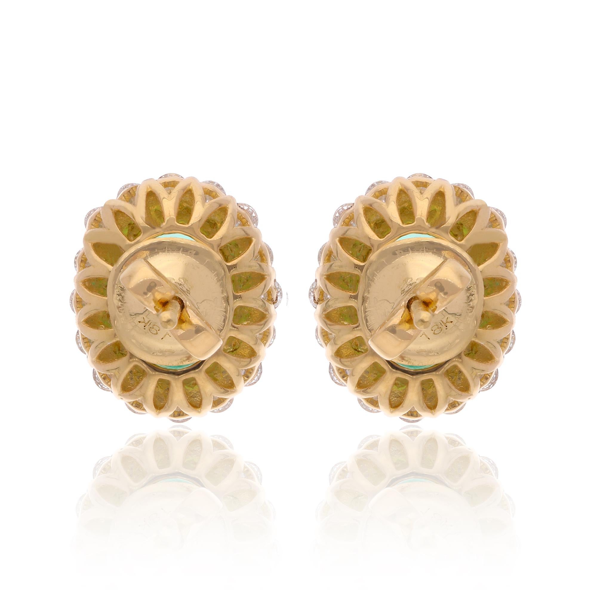 Taille ovale Clous d'oreilles en or jaune 18 carats avec diamants et émeraudes naturelles de forme ovale en vente