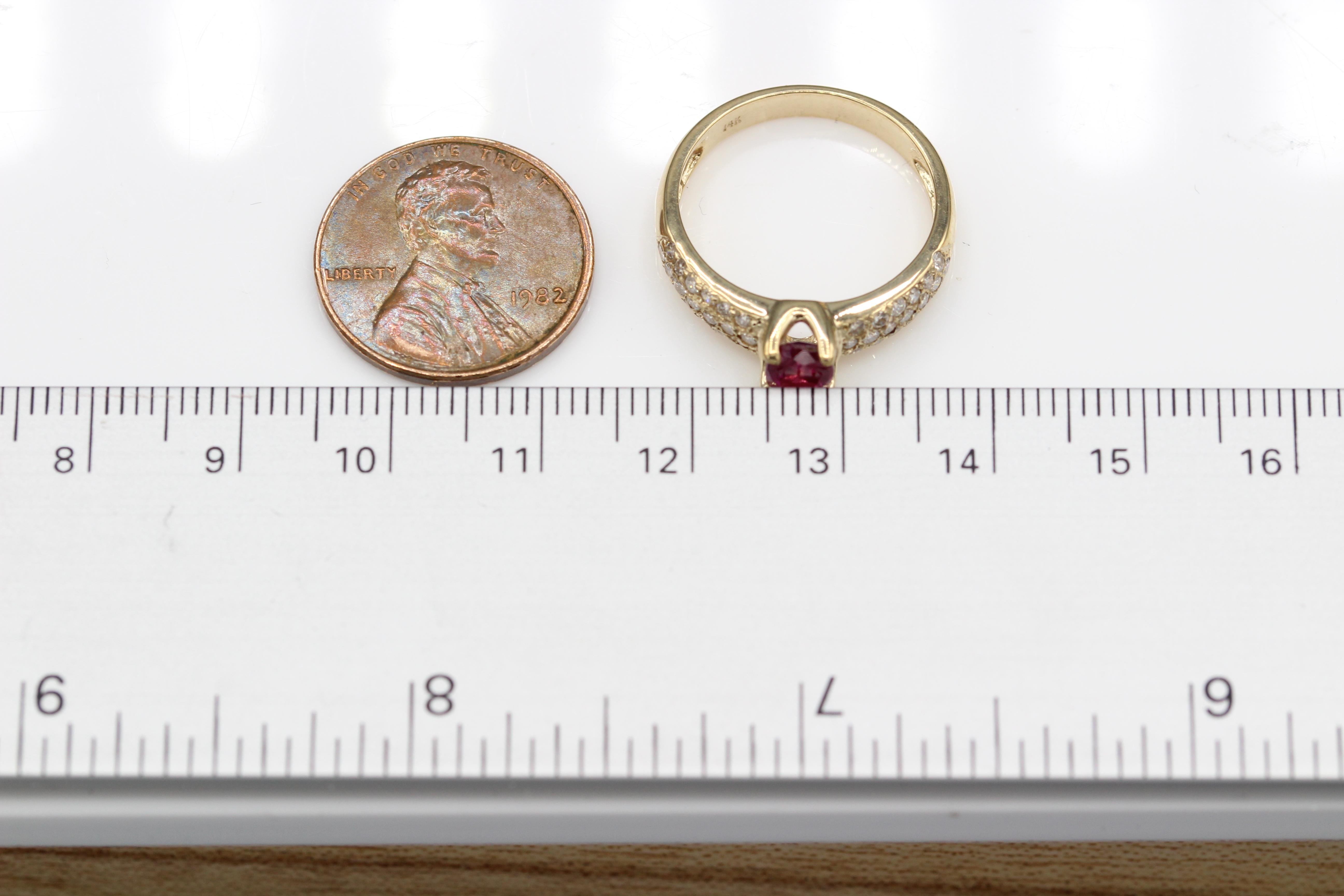 Ovaler Ovalförmiger natürlicher Rubin-Ring Rubin 0,65 Karat 14 Karat Gelbgold & Diamanten (Ovalschliff) im Angebot