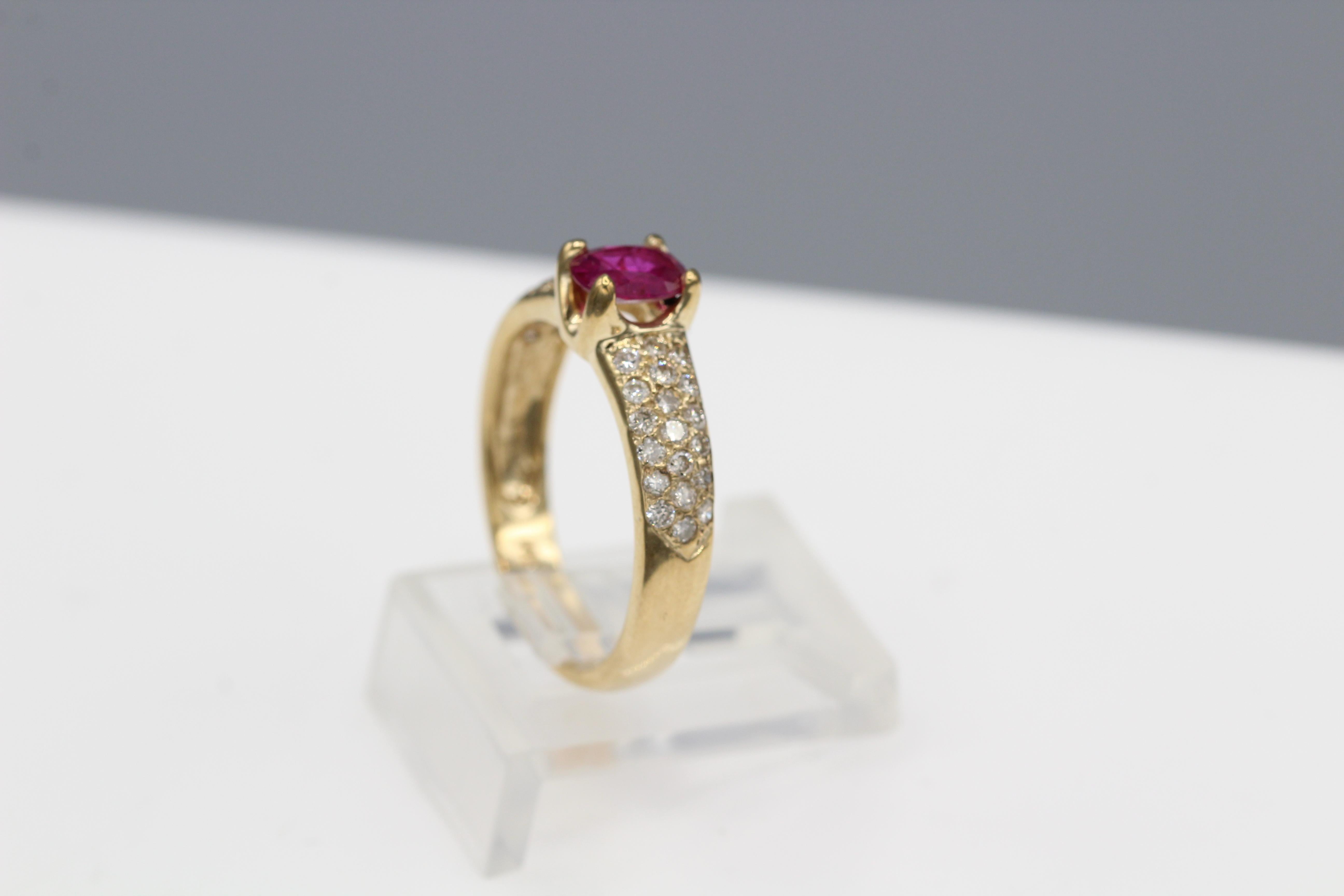Bague en or jaune 14 carats et diamants avec rubis naturel de forme ovale et rubis de 0,65 carat Pour femmes en vente