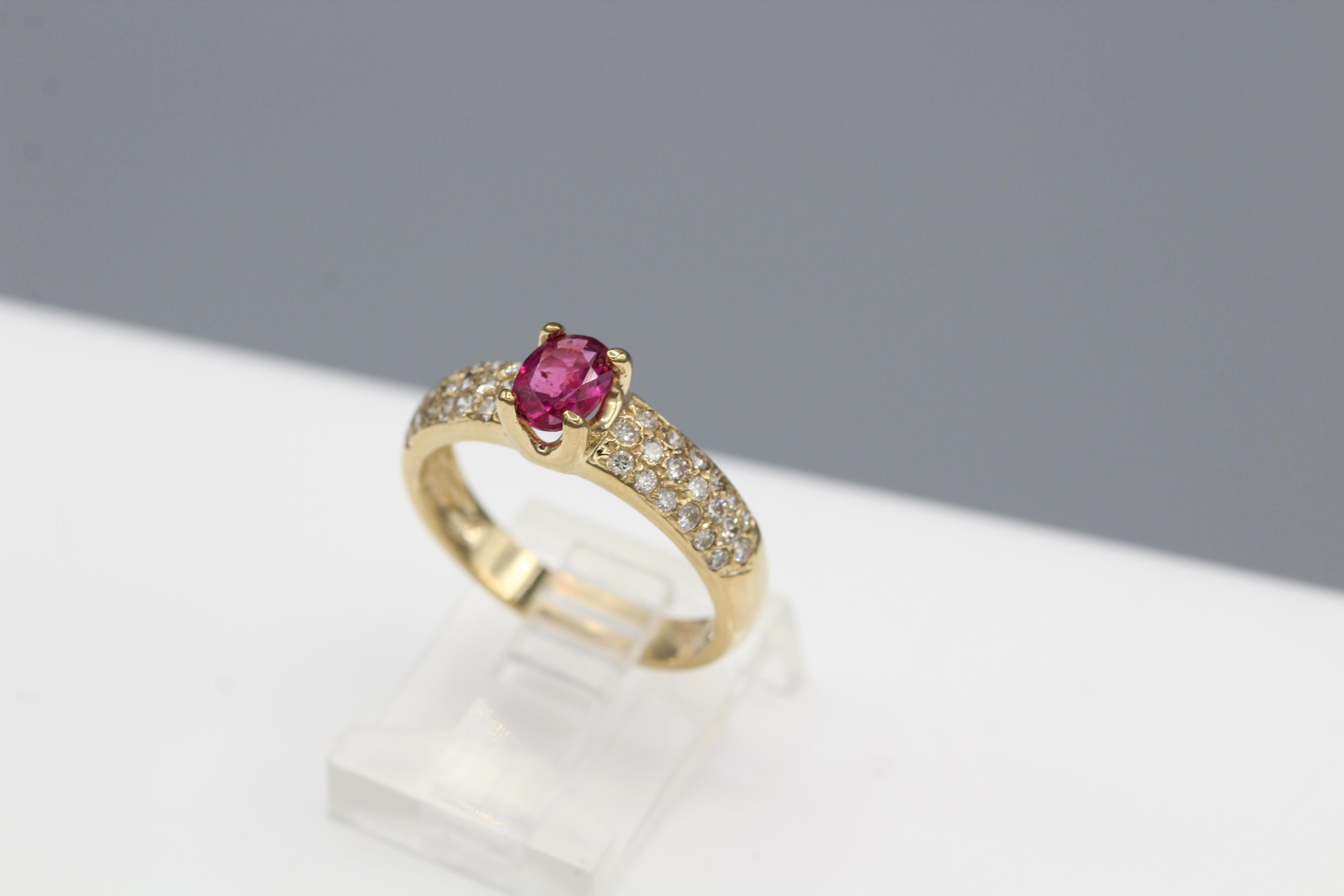 Oval geformter natürlicher Rubin Ring Rubin 0,65 Karat 14 Karat Gelbgold & Diamanten im Angebot 1
