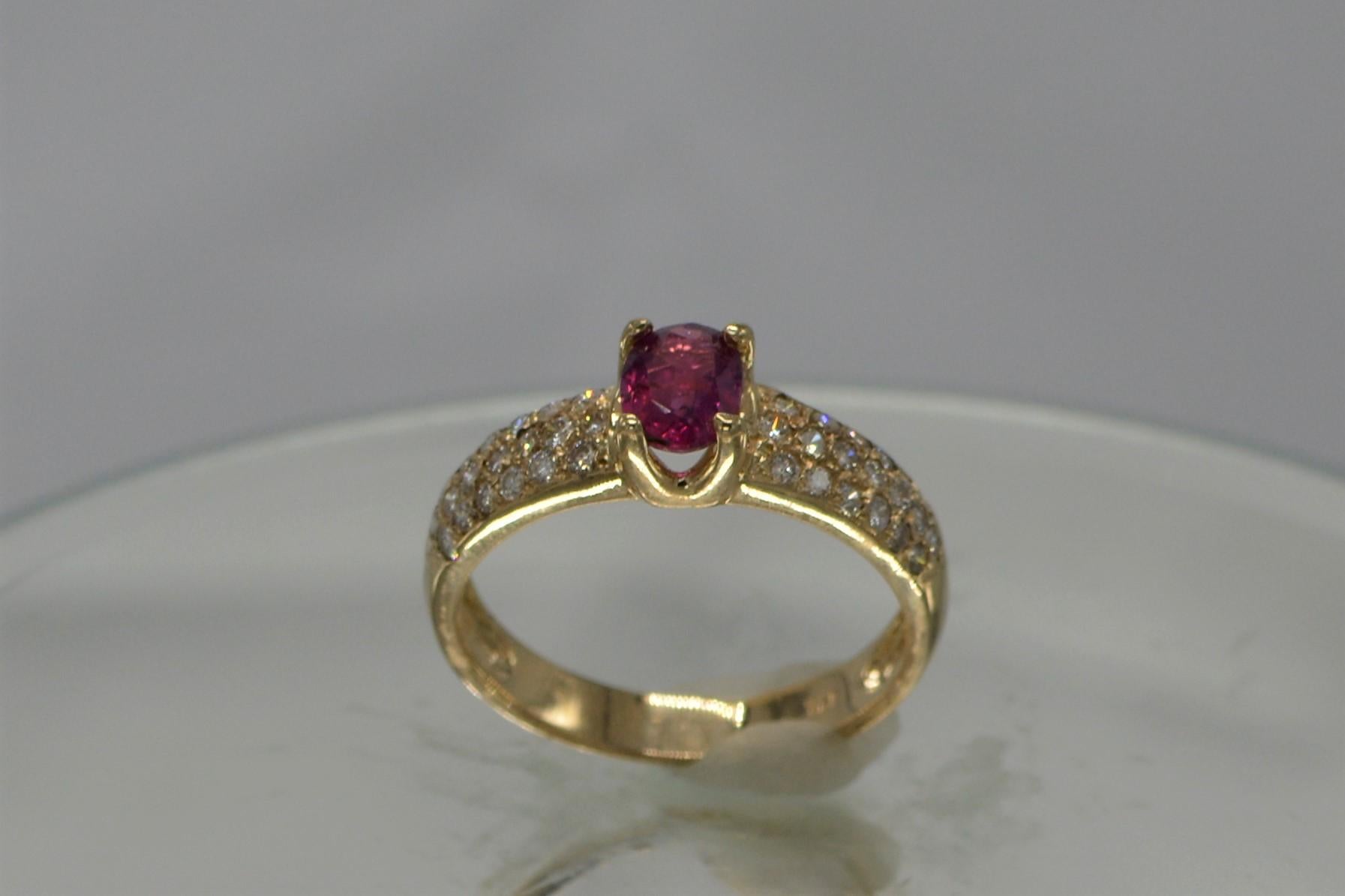 Bague en or jaune 14 carats et diamants avec rubis naturel de forme ovale et rubis de 0,65 carat en vente 2