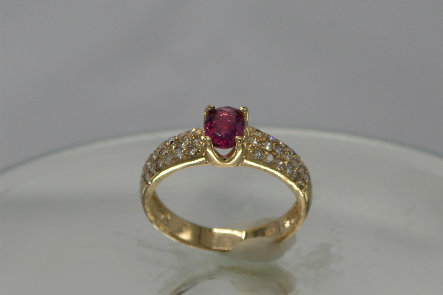 Ovaler Ovalförmiger natürlicher Rubin-Ring Rubin 0,65 Karat 14 Karat Gelbgold & Diamanten im Angebot 2