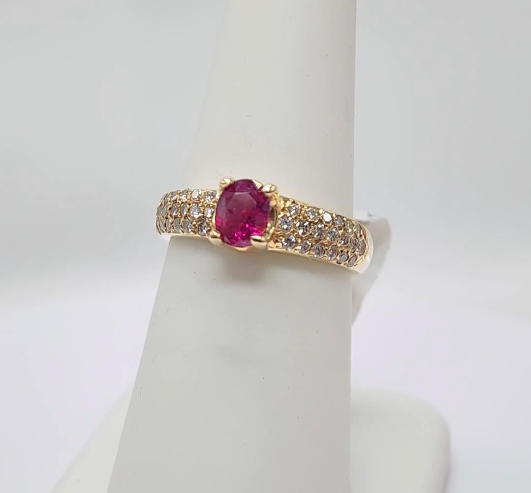 Ovaler Ovalförmiger natürlicher Rubin-Ring Rubin 0,65 Karat 14 Karat Gelbgold & Diamanten im Angebot 3