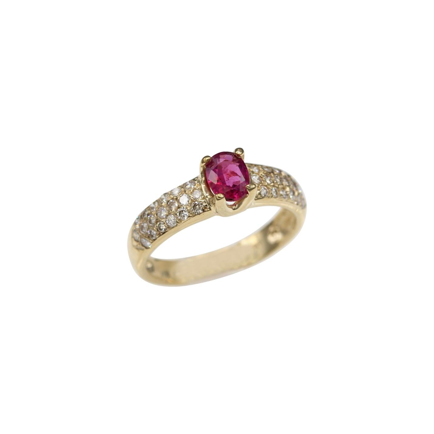 Bague en or jaune 14 carats et diamants avec rubis naturel de forme ovale et rubis de 0,65 carat