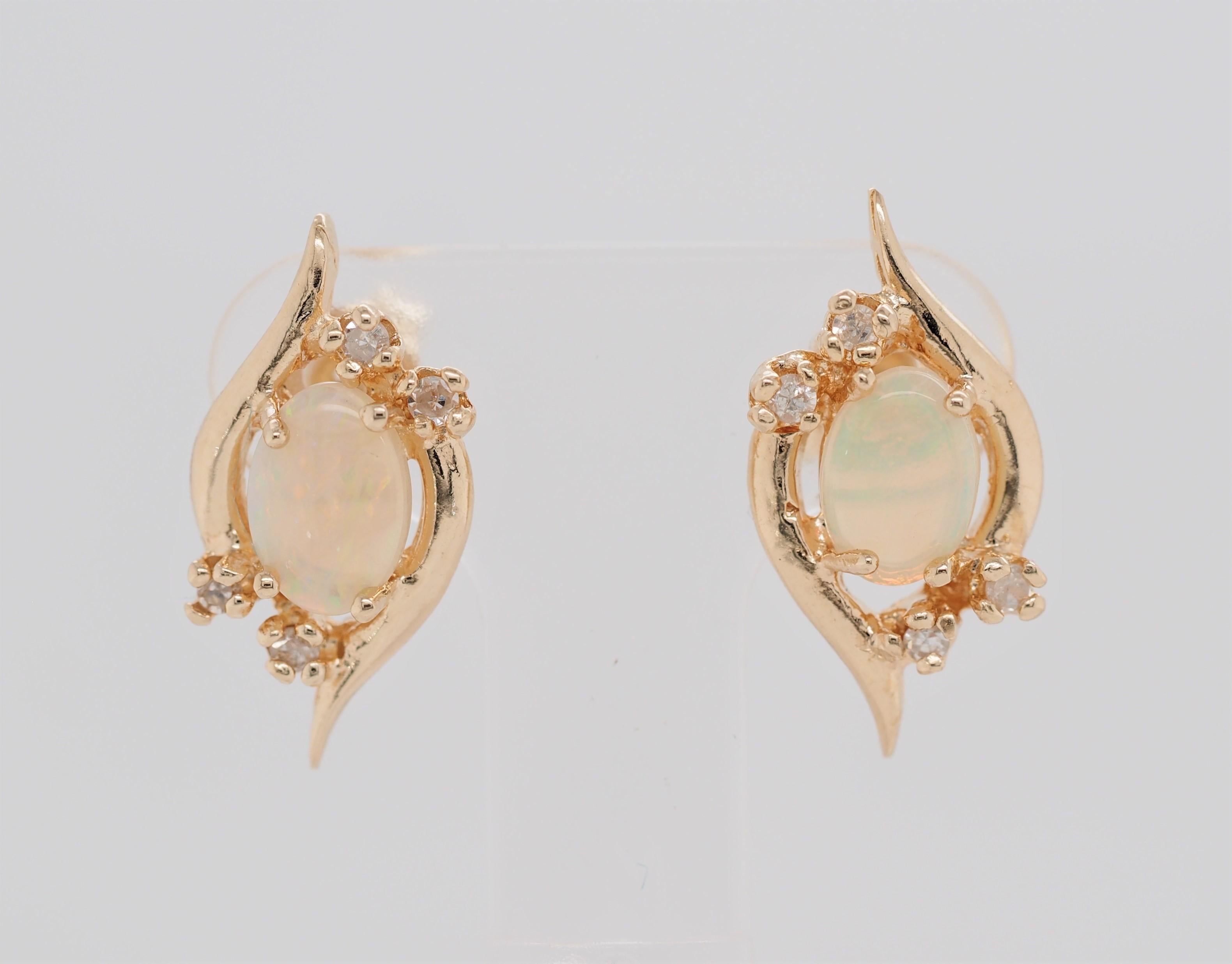 Oval Shape Opal and Diamond Stud Earrings of 14 Karat Yellow Gold In Good Condition In Addison, TX