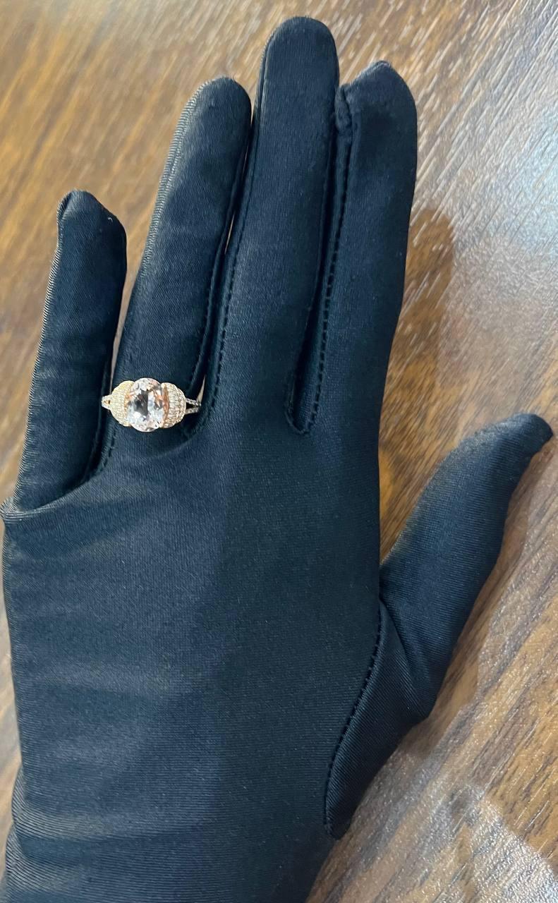 Anello con pavé di diamanti in oro rosa 14K di forma ovale con morganite rosa e pesca in vendita 5