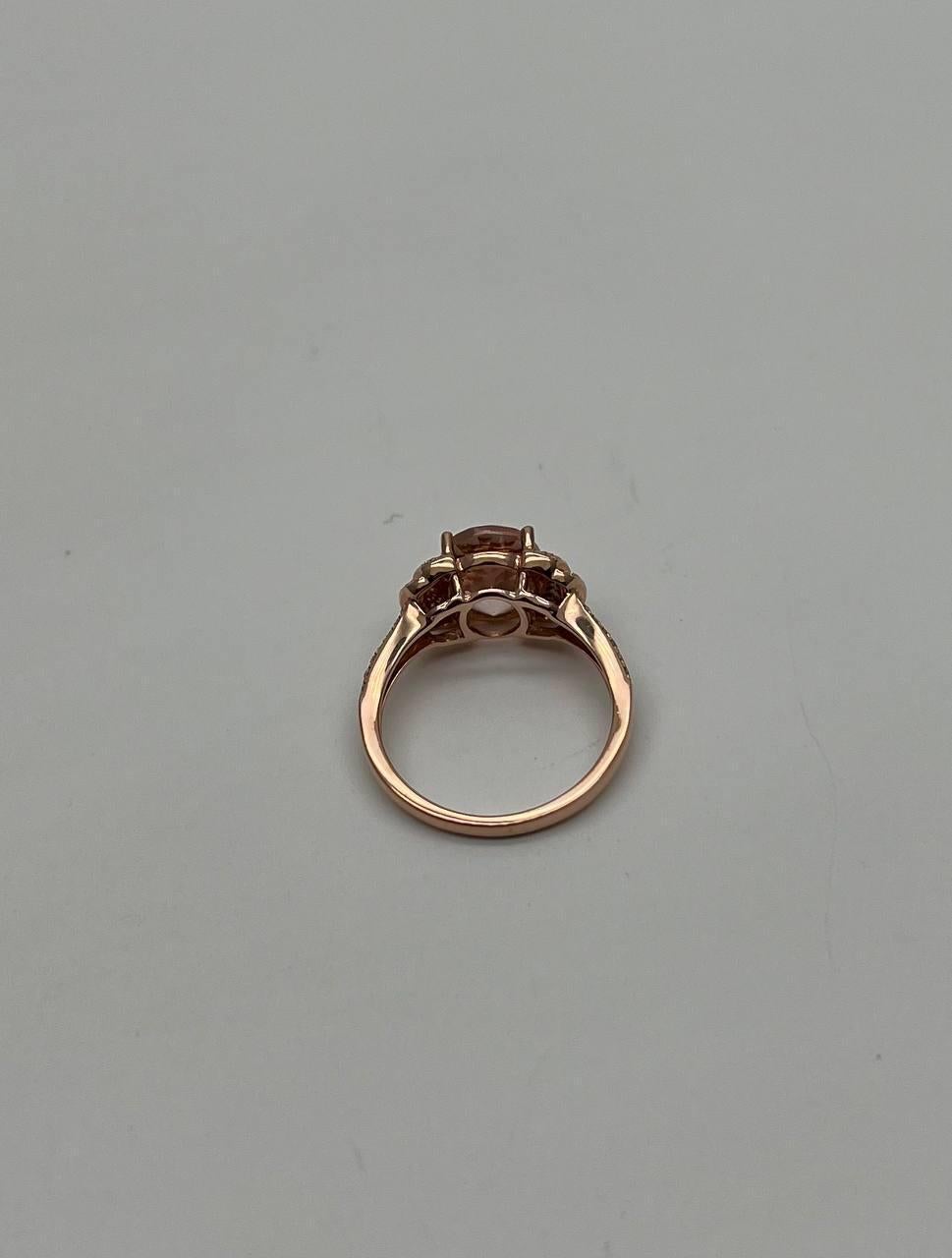Taglio ovale Anello con pavé di diamanti in oro rosa 14K di forma ovale con morganite rosa e pesca in vendita