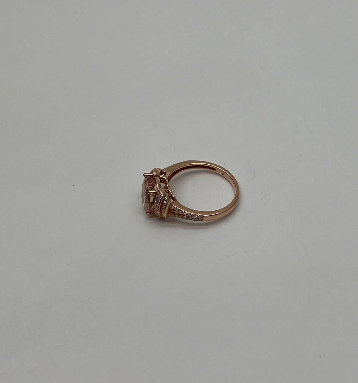Anello con pavé di diamanti in oro rosa 14K di forma ovale con morganite rosa e pesca In condizioni Nuovo in vendita a Oakton, VA