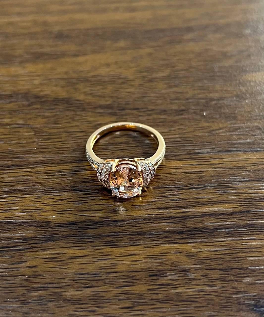Donna Anello con pavé di diamanti in oro rosa 14K di forma ovale con morganite rosa e pesca in vendita
