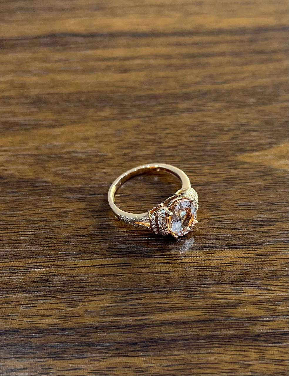 Anello con pavé di diamanti in oro rosa 14K di forma ovale con morganite rosa e pesca in vendita 1
