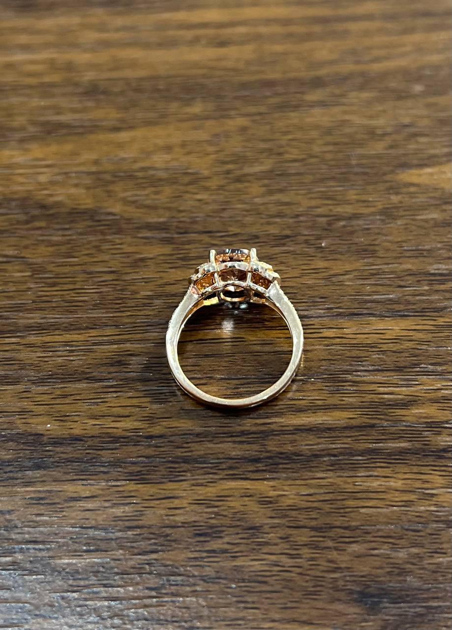 Anello con pavé di diamanti in oro rosa 14K di forma ovale con morganite rosa e pesca in vendita 2